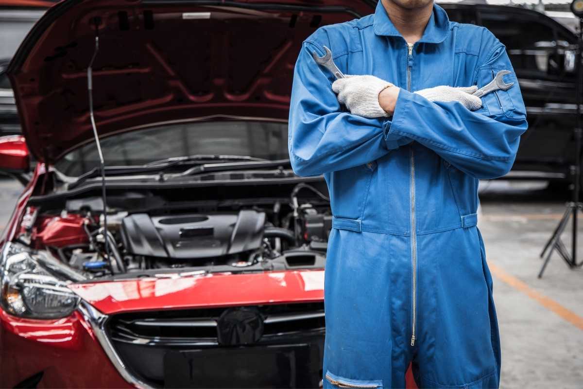 automobil kod majstora na servisu